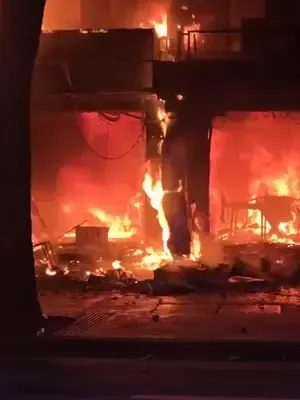 🔥 Un proyecto turístico vinculado al yerno de Trump está entre los motivos de las protestas en Albania, donde fue incendiada parte del Tribunal Supremo. Pobladores denunciaron ante Reuters que sus tierras fueron vendidas de manera irregular para un desarrollo de lujo respaldado por Jared Kushner en la costa sur del país. El rechazo al proyecto se sumó a reclamos por corrupción, el costo de vida y las condiciones educativas. Este sábado 17 de octubre, los disturbios alcanzaron la sede judicial en Tirana. #Albania #JaredKushner #Trump #Protestas #SonoraHoy