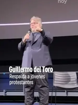 Guillermo del Toro se une a los jóvenes protestantes 🗣 El cineasta compartió su reflector con un grupo de jóvenes que protestaban por las condiciones del agua en #Guadalajara y expresó su decepción por el mundo que "le dejaron" a las nuevas generaciones 🌎 ¿Qué opinas? #noticias #agua #guillermodeltoro