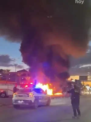 🔥 Un camión de transporte urbano se incendió sobre el bulevar #EusebioKino, en #Hermosillo. En el reporte inicial no se precisan las causas del incendio ni si hay personas lesionadas. #Sonora #SonoraHoy